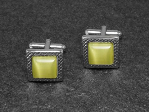 Manschettenknöpfe in gelb mit einem eleganten Design von 15,7 mm, silberfarbenes Gehäuse und markante Oberfläche, Hersteller Juwelier Harnisch. Ideal für stilvolle Anlässe.