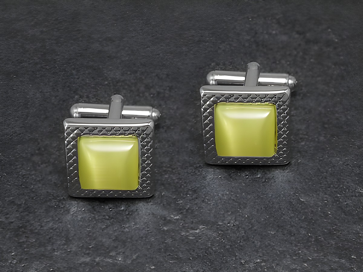 Manschettenknöpfe in gelb mit einem eleganten Design von 15,7 mm, silberfarbenes Gehäuse und markante Oberfläche, Hersteller Juwelier Harnisch. Ideal für stilvolle Anlässe.