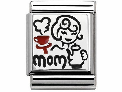 Ein Edelstahlarmband mit einem emaillierten Motiv, das eine Mutter zeigt, die einen Kaffeebecher hält, und dem Schriftzug mom in einer verspielten Schriftart.