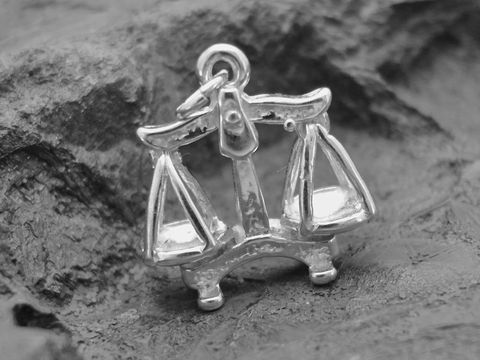 Silber Anhänger Sternzeichen Waage vollplastisch, Hersteller Juwelier Harnisch, Waage mit ausgewogenen Schalen, ideal als Schmuckstück für Liebhaber des Sternzeichens Waage.