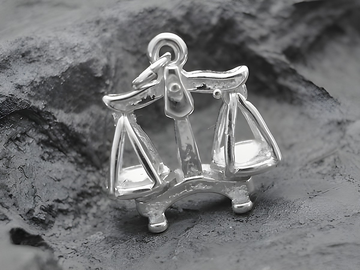 Silber Anhänger Sternzeichen Waage vollplastisch, Hersteller Juwelier Harnisch, Waage mit ausgewogenen Schalen, ideal als Schmuckstück für Liebhaber des Sternzeichens Waage.