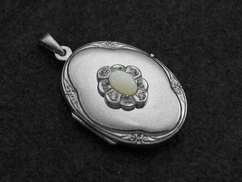 Medaillon in opalweiß mit Cabochon aus Opal, umgeben von Brillanten, gefertigt aus Weißgold 333, Hersteller Juwelier Harnisch, elegantes und zeitloses Design.