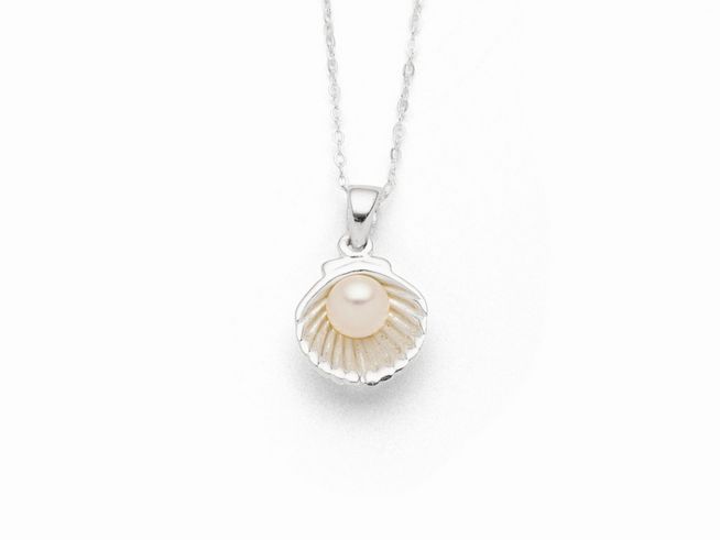 Sterling Silber Kette mit einem Anhänger in Muschelform und einer zarten Perle, perfekt für den eleganten Look. Länge der Kette 40 cm, edles Design von DUR.