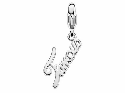 Silberner Ti Sento Charm mit der Aufschrift Famous, elegant gestaltet, ideal für persönliche Schmuckstücke und stylishen Ausdruck, Hersteller Ti Sento, Modell 8310SI.