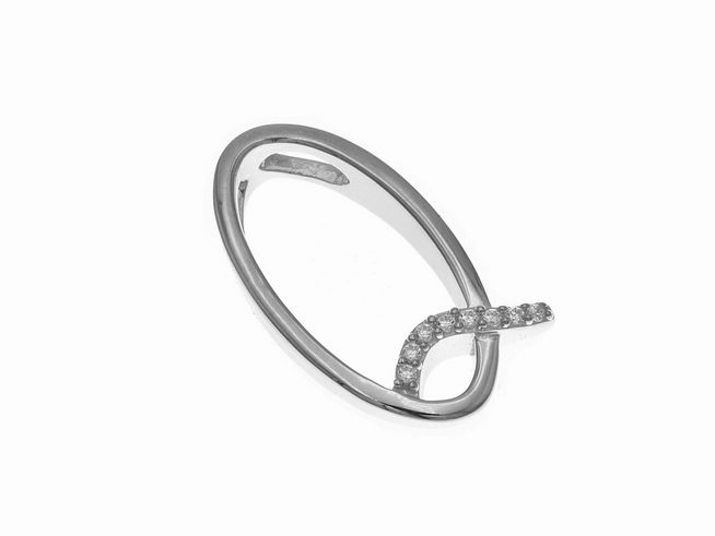 Ein Anhänger aus poliertem Sterling Silber in Form des Buchstabens Q, rhodiniert und verziert mit Zirkonia-Steinen, gefertigt vom Juwelier Harnisch.