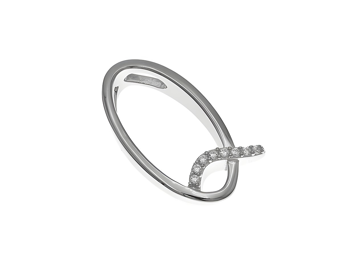 Ein Anhänger aus poliertem Sterling Silber in Form des Buchstabens Q, rhodiniert und verziert mit Zirkonia-Steinen, gefertigt vom Juwelier Harnisch.