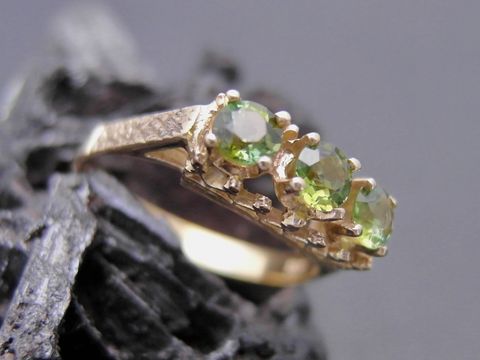 Goldring mit drei synthetischen Turmalinen in grün, Größe 53, aus Gold 333, Hersteller: Juwelier Harnisch, bis Größe 54/17,5. Design ist königlich und elegant.
