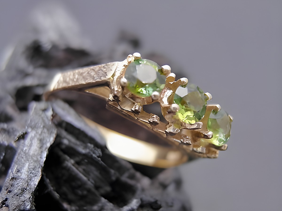 Goldring mit drei synthetischen Turmalinen in grün, Größe 53, aus Gold 333, Hersteller: Juwelier Harnisch, bis Größe 54/17,5. Design ist königlich und elegant.