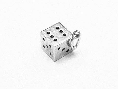 Silber Anhänger Würfel groß Spiel Glück Cube 123456 von Juwelier Harnisch. Der Würfel hat die klassischen Punkte und eine Öse zum Anhängen. Ideal für Glücksbringer oder Schmuckaccessoires.