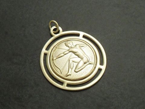 Goldfarbene runde 3D Platte mit dem Sternzeichen Schütze, dargestellt durch einen Bogenschützen, hochwertig gefertigt vom Juwelier Harnisch. Ideal als Schmuckstück oder Geschenk.