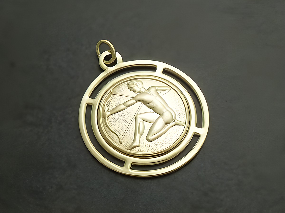 Goldfarbene runde 3D Platte mit dem Sternzeichen Schütze, dargestellt durch einen Bogenschützen, hochwertig gefertigt vom Juwelier Harnisch. Ideal als Schmuckstück oder Geschenk.
