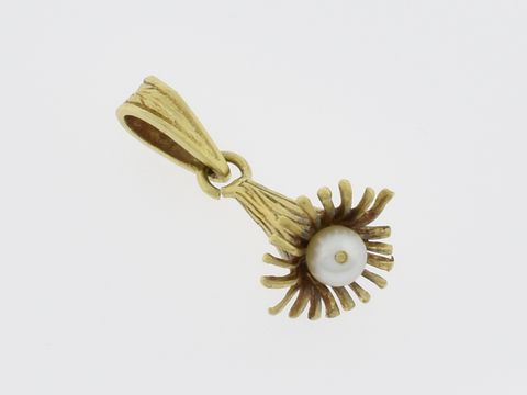 Gold Anhänger in Form einer Blüte aus 585 Gold mit einer Perle in der Mitte, hergestellt von Juwelier Harnisch, inspiriert von Pflanzen und floralen Motiven.