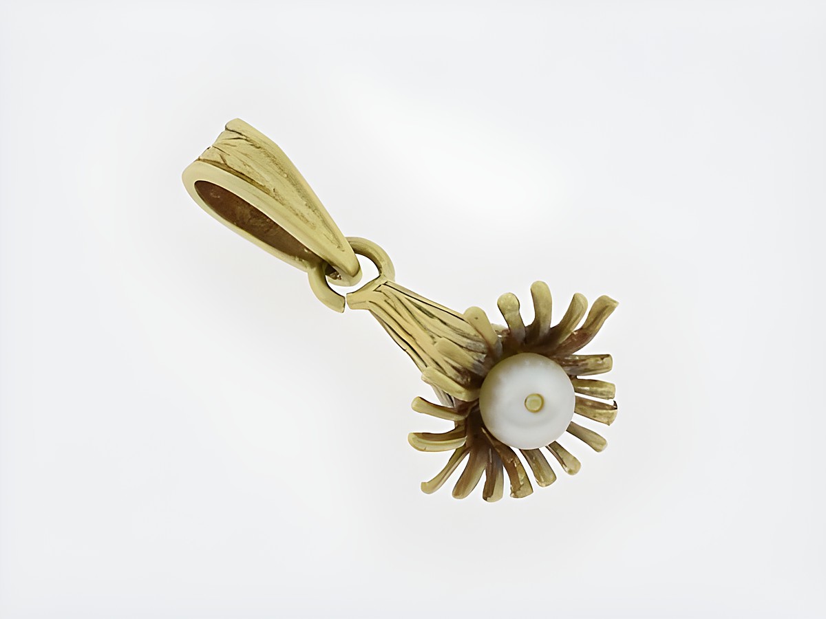 Gold Anhänger in Form einer Blüte aus 585 Gold mit einer Perle in der Mitte, hergestellt von Juwelier Harnisch, inspiriert von Pflanzen und floralen Motiven.