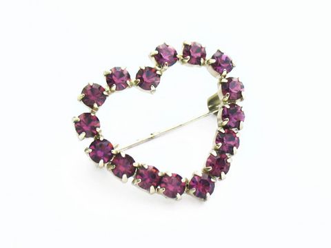 Lila Strass Brosche in Herzform mit funkelnden lila Steinen, ideal für einen sexy City Look, Hersteller Juwelier Harnisch, perfekt für ein stilvolles Accessoire.