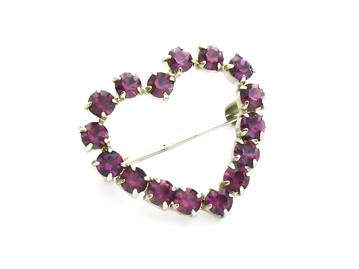 Lila Strass Brosche in Herzform mit funkelnden lila Steinen, ideal für einen sexy City Look, Hersteller Juwelier Harnisch, perfekt für ein stilvolles Accessoire.
