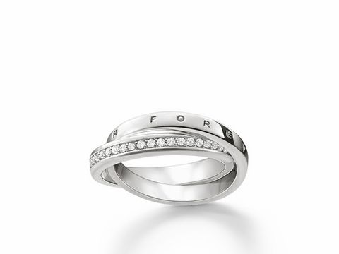 41608795-0 Silberner Thomas Sabo Ring TR2099-051-14-48 in Größe 48 mit weißen Zirkonia und eingeprägtem Schriftzug, elegant und modern gestaltet, ideal als Schmuckstück für besondere Anlässe.