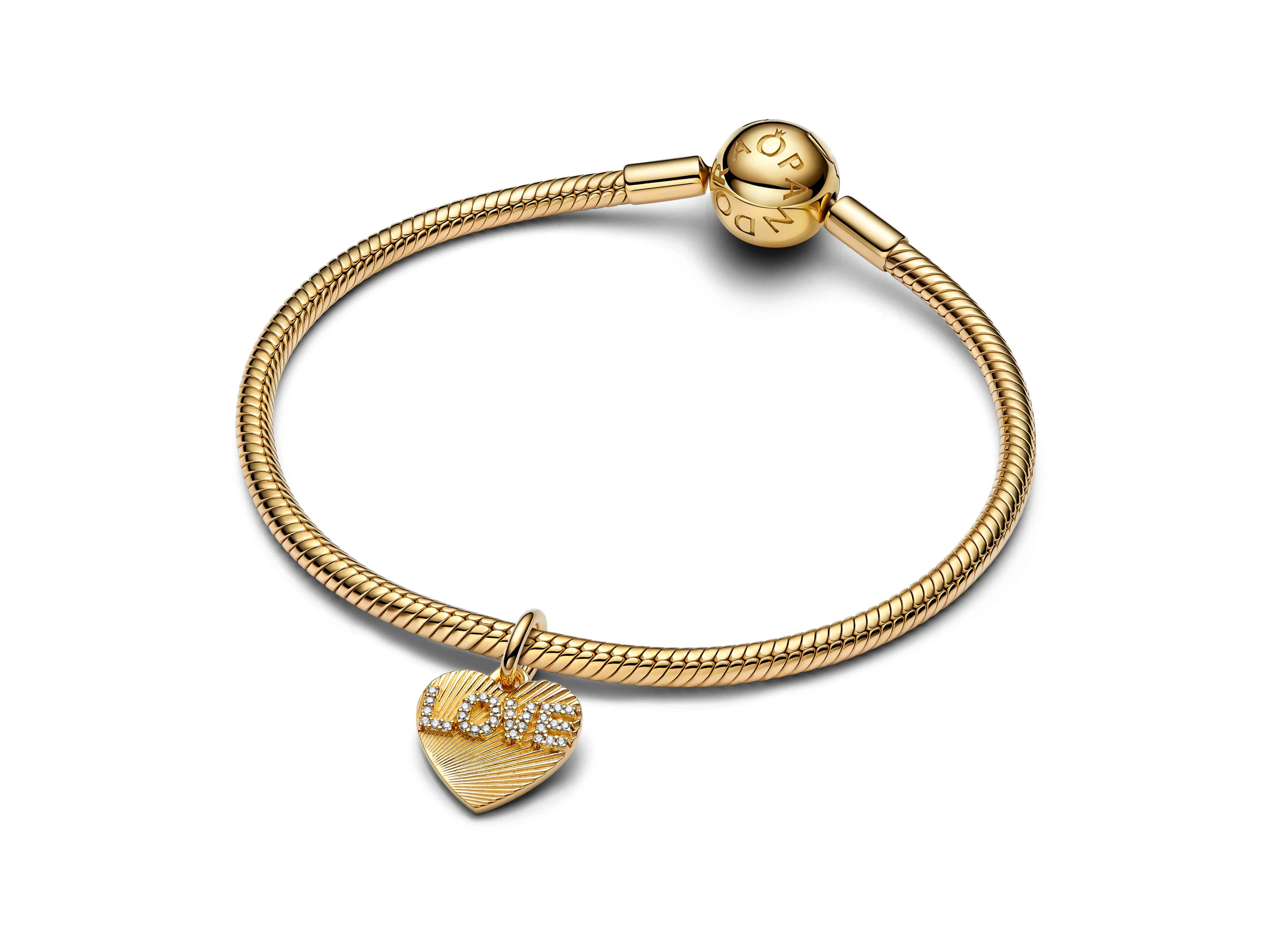 Ein goldvergoldetes Armband von Pandora mit einem herzförmigen Charm, der das Wort LOVE mit klaren Zirkonia-Steinen zeigt. Elegantes Design für besondere Momente.