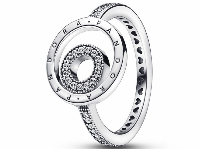 Sterling Silberring von Pandora mit zwei Kreisen, besetzt mit klarem Zirkonia und graviertem Logo, Größe 48, verzierte Innenseite mit Herzmotiven.