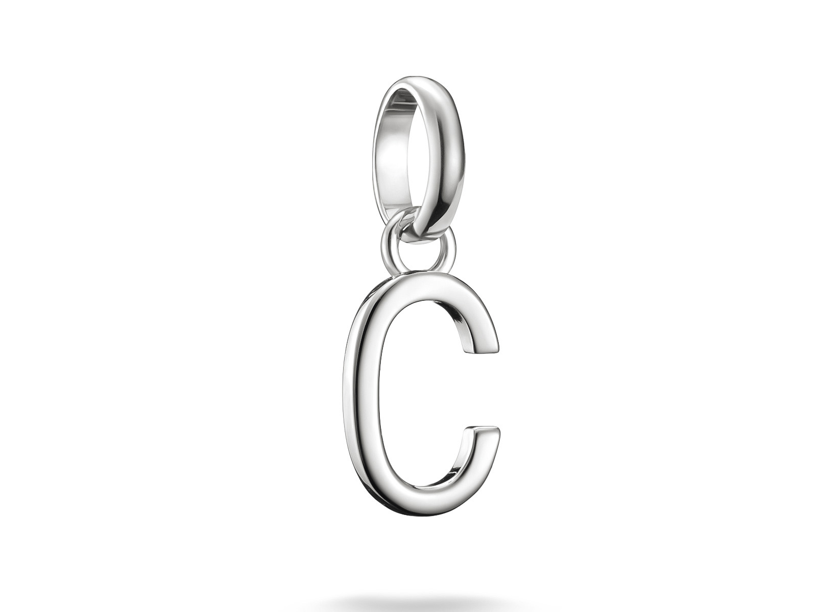 Charm in Silber mit dem Buchstaben C, ausgestattet mit einer Öse zum Anhängen, Teil der Thomas Sabo Charm Club CONNECT Kollektion. Elegant und modern im Design.