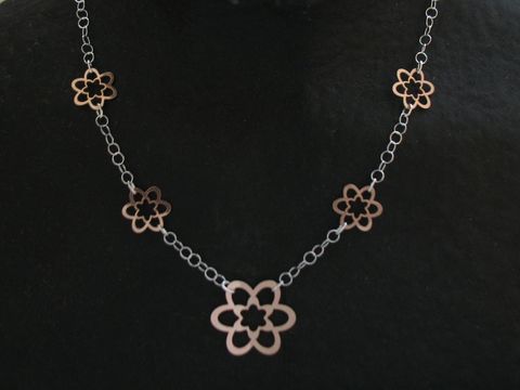 Kette Blume aus Sterling Silber mit Rosevergoldung, 45 cm lang, von Juwelier Harnisch, dekoratives Mittelteil mit floralen Motiven auf eleganter Kette.