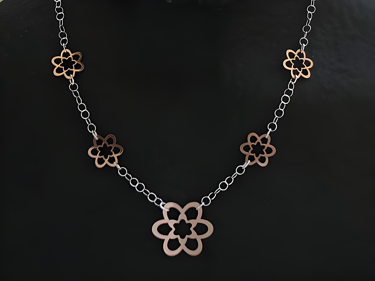 Kette Blume aus Sterling Silber mit Rosevergoldung, 45 cm lang, von Juwelier Harnisch, dekoratives Mittelteil mit floralen Motiven auf eleganter Kette.