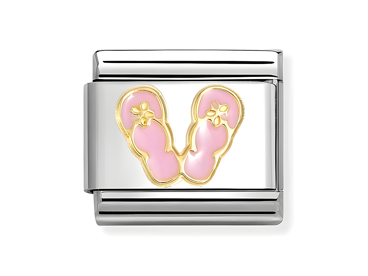 Die Badelatsche in Rosa mit Emaille und goldenem Rand zeigt zwei Sandalen, die auf einem silbernen Hintergrund angeordnet sind. Ein stylisches Accessoire von Nomination.