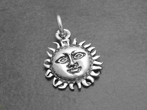 Kleines Sonne 925 Sterling Silber Anhänger Sunshine mit kunstvoll gestalteter Sonnensilhouette und feinen Details, geeignet als Schmuckstück von Juwelier Harnisch.