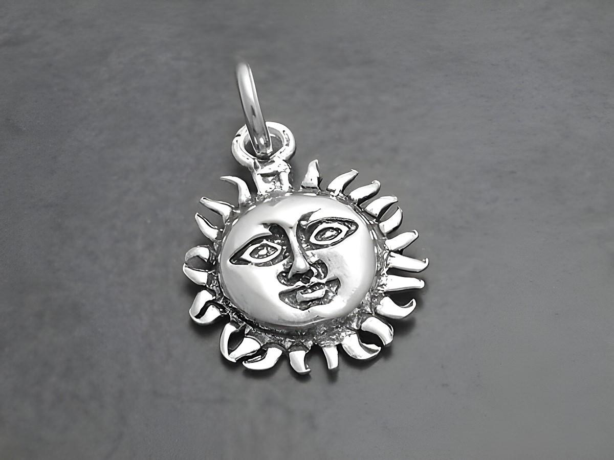 Kleines Sonne 925 Sterling Silber Anhänger Sunshine mit kunstvoll gestalteter Sonnensilhouette und feinen Details, geeignet als Schmuckstück von Juwelier Harnisch.