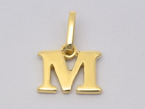 Gold Buchstaben Anhänger Buchstabe M von Juwelier Harnisch, glänzende Oberfläche, elegantes Design, perfekt als persönliches Schmuckstück oder Geschenk. Ideal für jeden Anlass.
