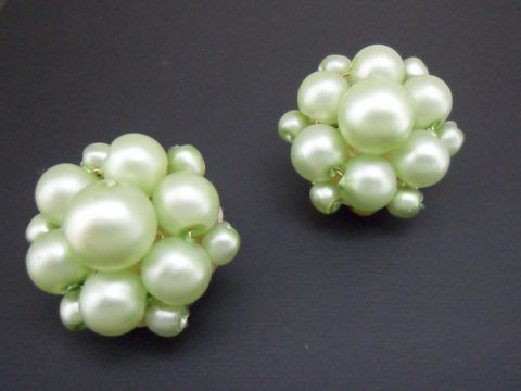 71749-0 Ohrclips in hellgrün mit blumigem Design, verziert mit goldfarbenen Elementen und synthetischen Zuchtperlen, Hersteller Juwelier Harnisch. Ideal für stilvolle Akzente.