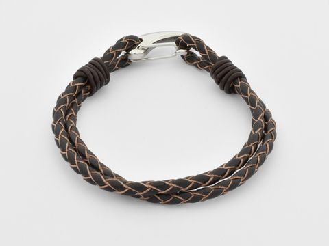 Armband aus Leder in dunkelbraun, 2 fach geflochten, mit einem silbernen Verschluss, Länge 20 cm, hergestellt von Juwelier Harnisch, ideal für stilvolle Akzente.