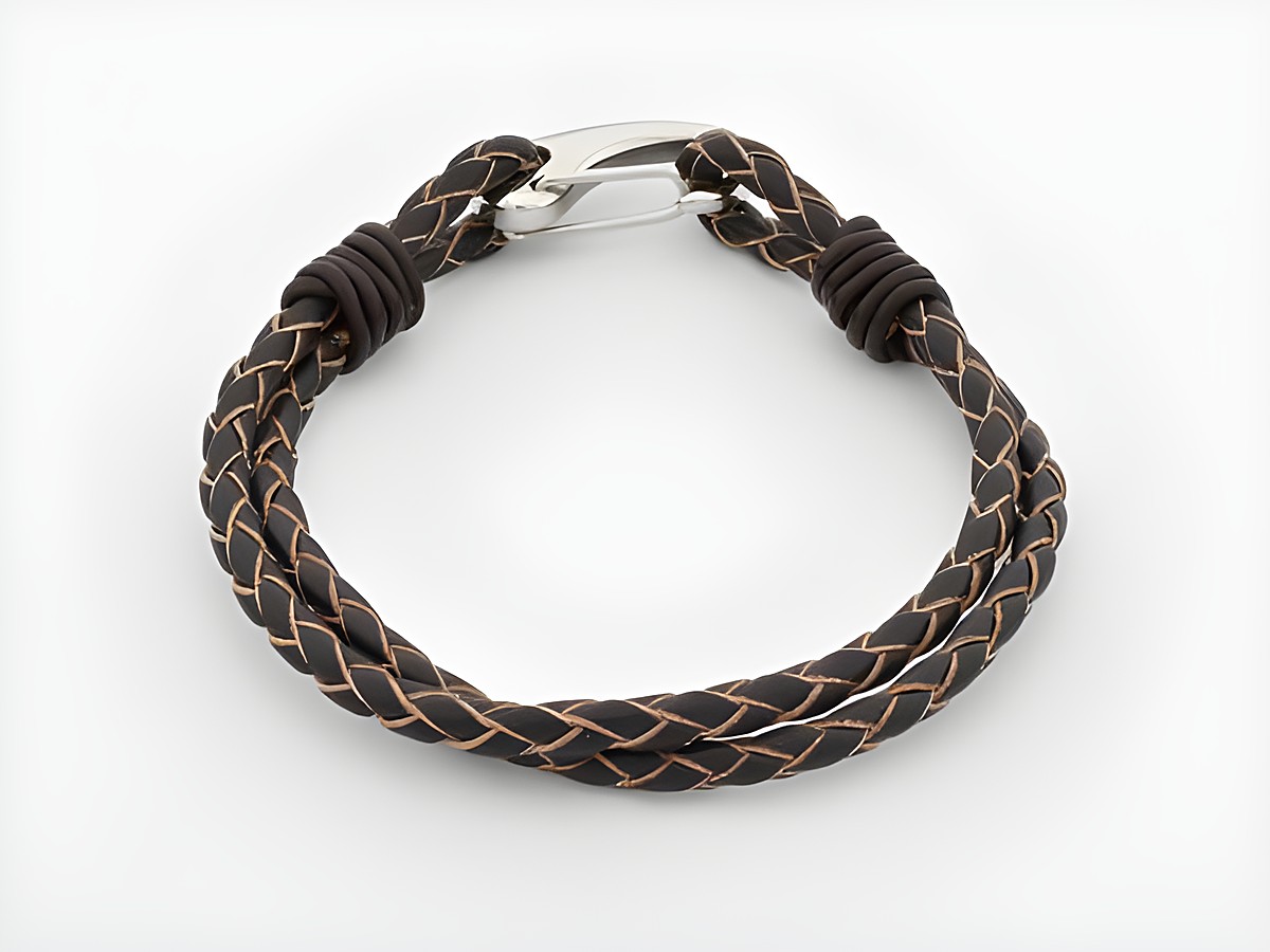 Armband aus Leder in dunkelbraun, 2 fach geflochten, mit einem silbernen Verschluss, Länge 20 cm, hergestellt von Juwelier Harnisch, ideal für stilvolle Akzente.