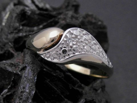 Gold Ring charmant Gold 585 bicolor mit Diamanten. Eleganter Goldring der Größe 54 von Hersteller Juwelier Harnisch, ideal bis Gr. 54/17,5.