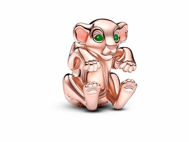 Der charm zeigt einen niedlichen Löwen mit großen grünen Augen in einer roségoldenen Ausführung, der an die Disney-Figur Nala aus dem König der Löwen erinnert, mit feinen Details und geschwungener Form.