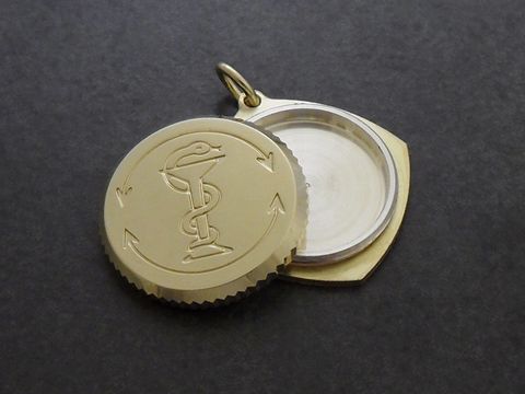 SOS Kapsel Silber vergoldet Medaillon mit medizinischem Symbol im Deckel, innen hohl, ideal für Notfallinformationen, Hersteller Juwelier Harnisch, Durchmesser 21 mm.