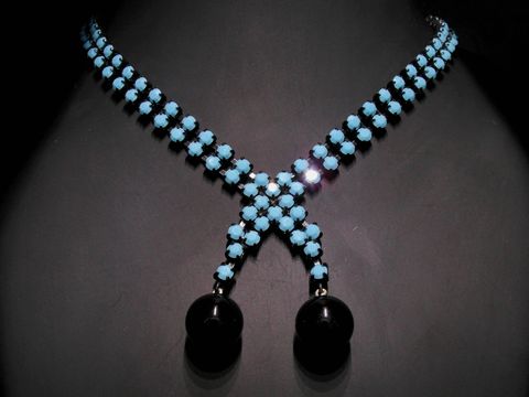 Impressionante Strass Kette in türkis-schwarz, 41 cm lang, gefertigt von Juwelier Harnisch, mit schwarzer Fassung und glänzenden Strass Elementen. Ideal für besondere Anlässe.