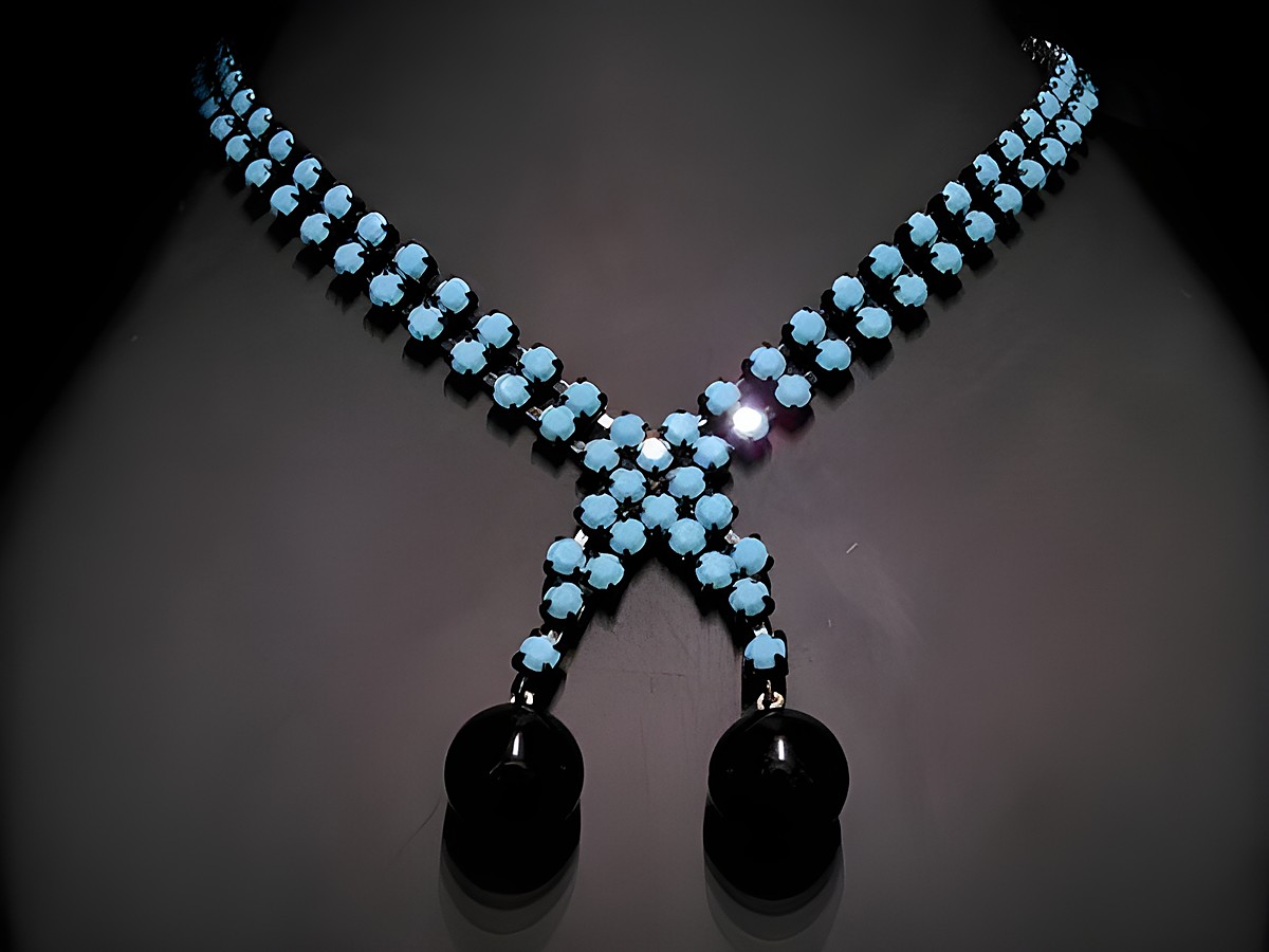 Impressionante Strass Kette in türkis-schwarz, 41 cm lang, gefertigt von Juwelier Harnisch, mit schwarzer Fassung und glänzenden Strass Elementen. Ideal für besondere Anlässe.