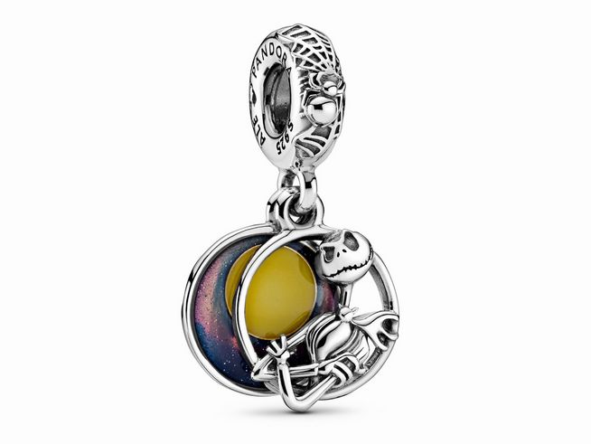 Charm von Pandora aus Silber mit Jack Skellington Motiv aus Disney Nightmare Before Christmas, kombiniert mit buntem Emaille-Design in Gelb und Blau. Ideal für Fans der Filmreihe.