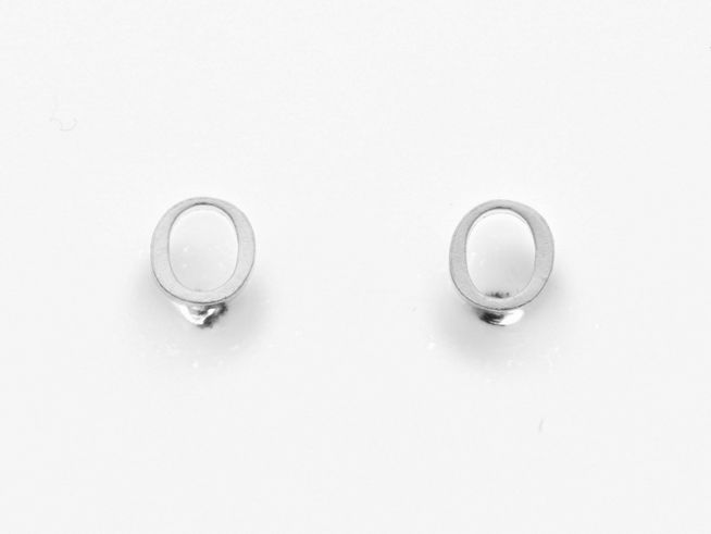 Ohrringe Ohrstecker - Buchstabe O - Silber 925 - Initialien, hergestellt von Juwelier Harnisch, in schlichtem Design mit hohler Buchstabenform.