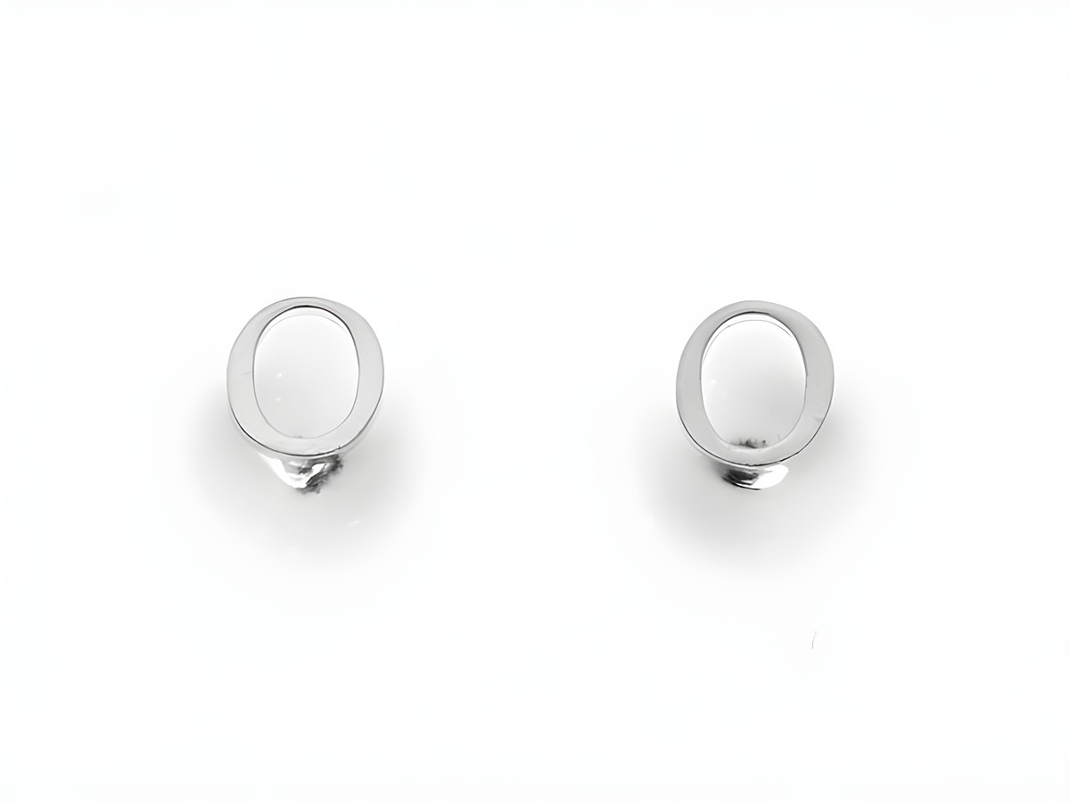 Ohrringe Ohrstecker - Buchstabe O - Silber 925 - Initialien, hergestellt von Juwelier Harnisch, in schlichtem Design mit hohler Buchstabenform.