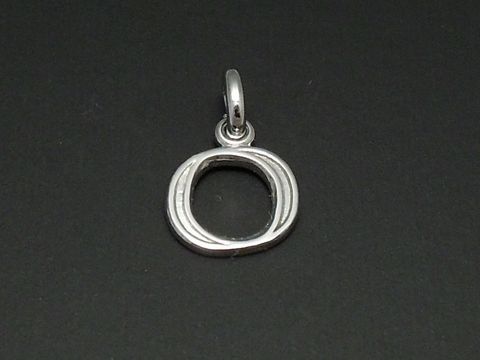 37713-0 Buchstabe O Anhänger aus rhodiniertem Silber mit eleganten Rundungen und einer Anhängerschlaufe, Hersteller Juwelier Harnisch, ideal als modisches Accessoire.