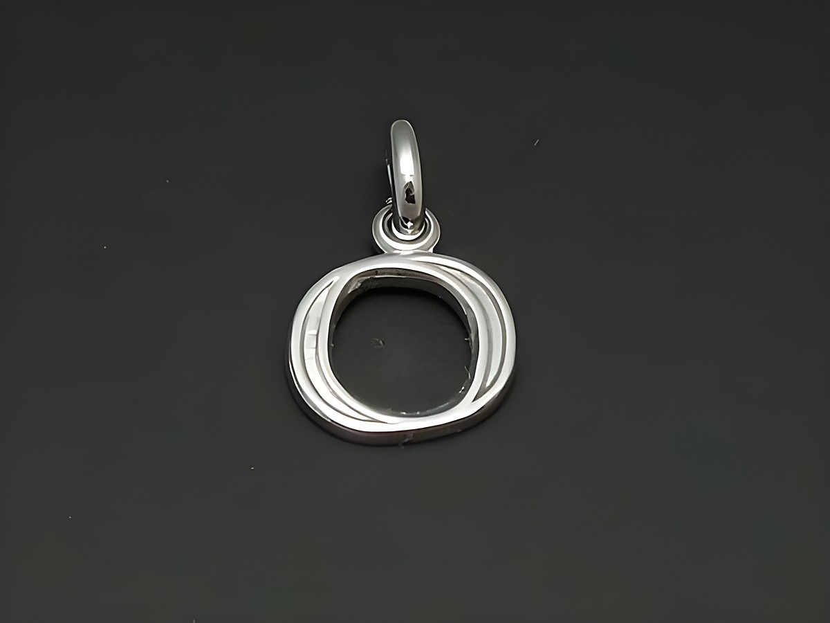 Buchstabe O Anhänger aus rhodiniertem Silber mit eleganten Rundungen und einer Anhängerschlaufe, Hersteller Juwelier Harnisch, ideal als modisches Accessoire.