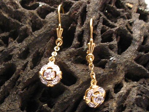 Weibliche Gold Ohrhänger mit Zirkonia und bicolor Design von Juwelier Harnisch, filigrane Ohrhänger mit Stein in Blumenform, ideal für besondere Anlässe.