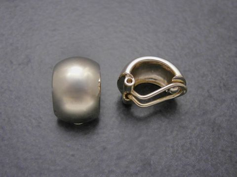 Ohrringe CLIP Creolen Gold 585 poliert DELUX von Juwelier Harnisch zeigen eine elegante, geschlossene Form mit einem modernen Design und hochwertigen Materialien, ideal für jeden Anlass.