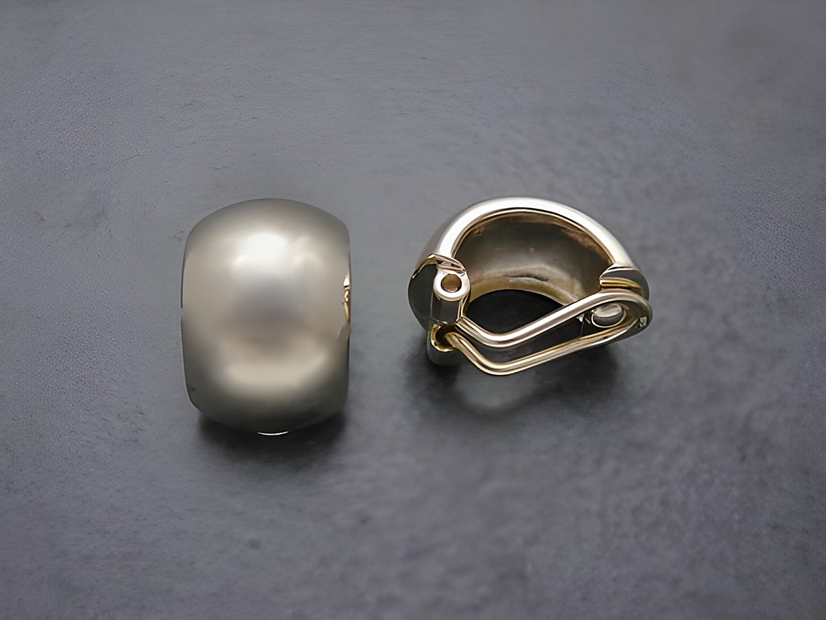 Ohrringe CLIP Creolen Gold 585 poliert DELUX von Juwelier Harnisch zeigen eine elegante, geschlossene Form mit einem modernen Design und hochwertigen Materialien, ideal für jeden Anlass. – Ansicht 2