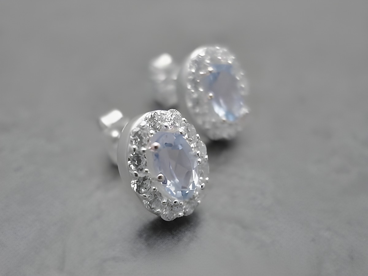 Ohrringe oval aus Sterling Silber mit blauem und weißem Blautopas sowie Zirkonia, Hersteller Juwelier Harnisch, elegant und edel.