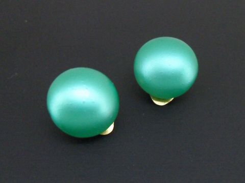 71718-0 Ohrclip in schlichtem Grün mit seidenmatten, synthetischen Zuchtperlen und goldfarbenen Akzenten, Hersteller Juwelier Harnisch, elegantes Design für jeden Anlass.