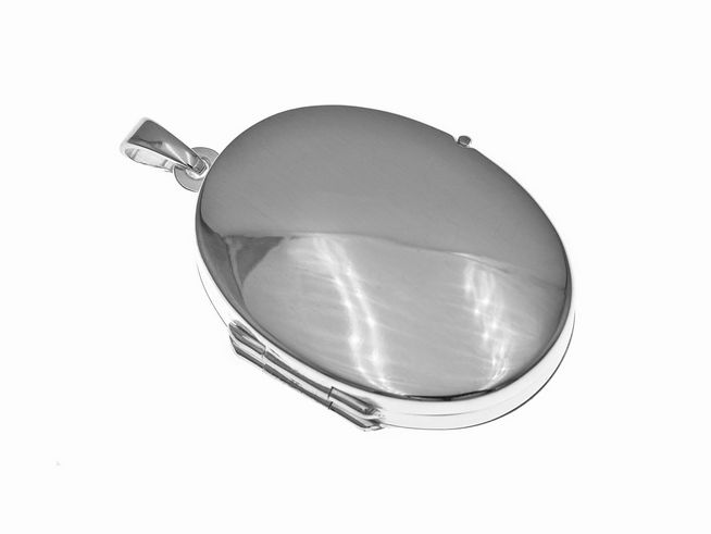 Medaillon für vier Fotos aus rhodiniertem Sterling Silber, Hersteller Juwelier Harnisch, elegant oval mit Hochglanzfinish und praktischer Öffnung zum Einlegen von Bildern.
