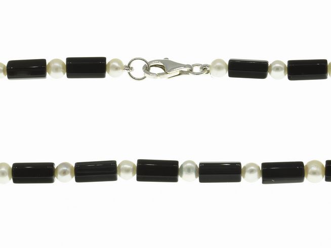 Steinkette aus Onyx und Süßwasser-Zuchtperlen in Schwarz und Weiß, 44 cm lang, mit Silberverschluss, elegant und stilvoll, ideal für verschiedene Anlässe, Hersteller Juwelier Harnisch.