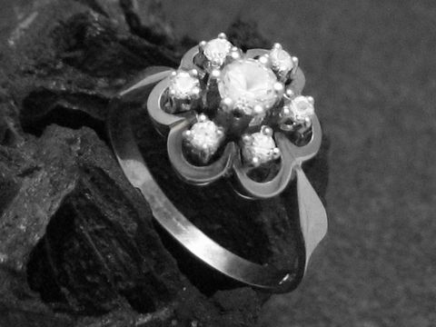 Weißgoldring mit Blume aus Weißgold 585, verziert mit Zirkonia, Größe 57, Hersteller Juwelier Harnisch, passend bis Größe 58/18,5.